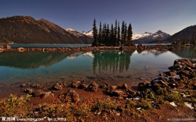 山间湖泊美景