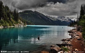山间湖泊美景