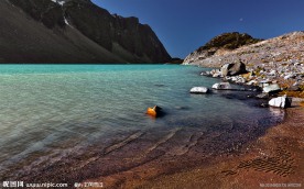山间湖泊美景