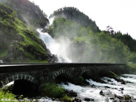 青山流水和拱桥