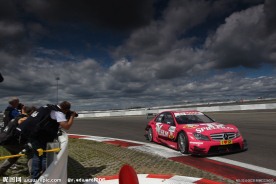 红色动感奔驰赛车