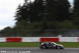 飞驰中的奔驰赛车