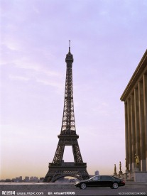 艾弗尔铁塔下的奔驰轿车