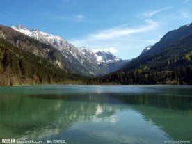 雪山湖泊