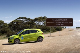 沙漠奔驰轿车魅影