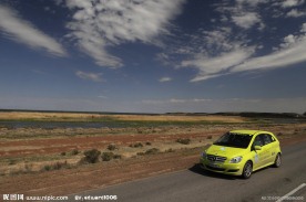 州级公路上的奔驰车