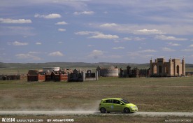 荒漠中的奔驰轿车