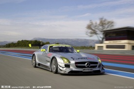 赛场上的奔驰赛车