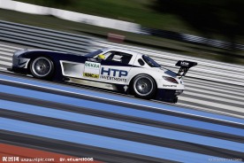 比赛中的奔驰赛车