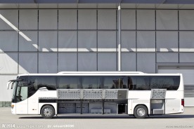 打开备箱的大客车