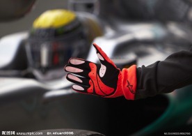 赛车手与队友合作