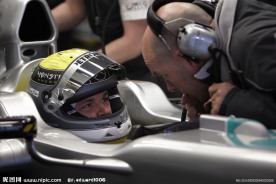 奔驰赛车手比赛中