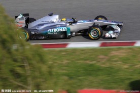 疾驰中的奔驰F1