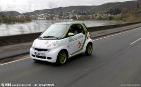 疾驰的奔驰SMART