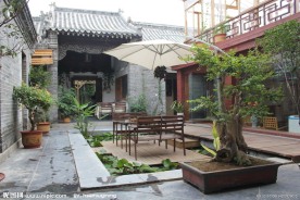 客栈院内休息场所