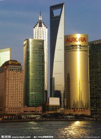 暮色中的外滩环球金融大厦