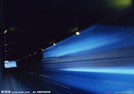 夜晚隧道交通