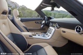 敞篷奔驰跑车车内特写