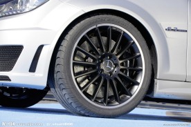 奔驰高档跑车轮胎特写