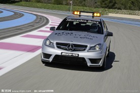 赛场转弯处的奔驰赛车