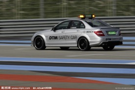 赛场上的奔驰轿车