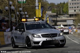 繁华都市中的奔驰跑车