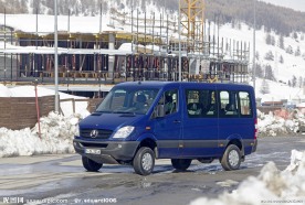 冬季工地道路上的奔驰面包车