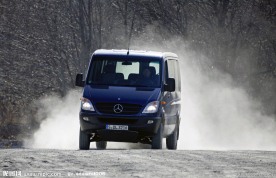 尘土飞扬的奔驰商务面包车