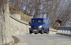 山路上的奔驰面包车