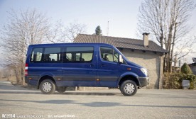 小房子前的奔驰面包车