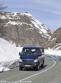 公路上的奔驰面包车