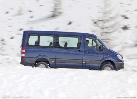 雪山道路上的奔驰商务面包车