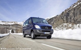 冬季高山道路上的奔驰面包车