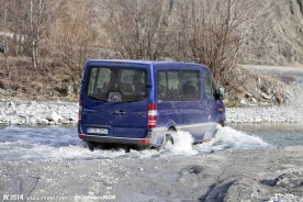 过河的奔驰商务面包车