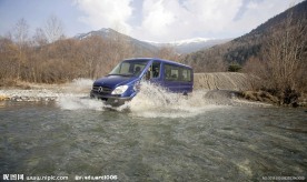 过河的奔驰商务面包车