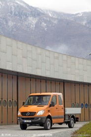 仓库前的奔驰卡车