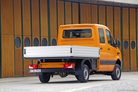 奔驰货车车尾特写