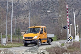 砂石路上的奔驰卡车