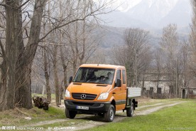 乡间小路上的奔驰小货车