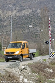 路口处的奔驰卡车