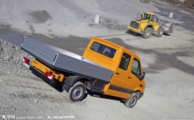 下坡的奔驰卡车