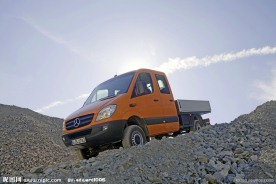 奔驰卡车逆光特写