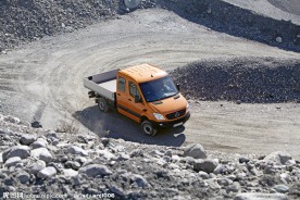 砂石路转弯处的奔驰卡车