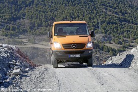 行驶中的奔驰小型卡车