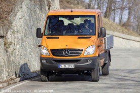 奔驰卡车正面特写