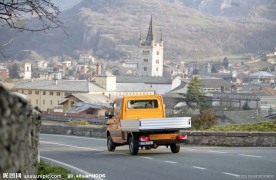 小镇上的奔驰卡车