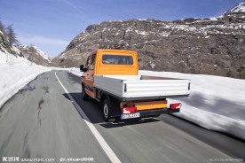 快速疾驰中的奔驰卡车