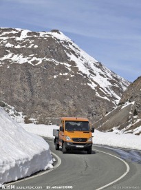 雪山山路上的奔驰卡车
