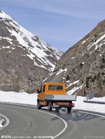 山间小路上的奔驰卡车