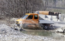 水坑中的奔驰货车
